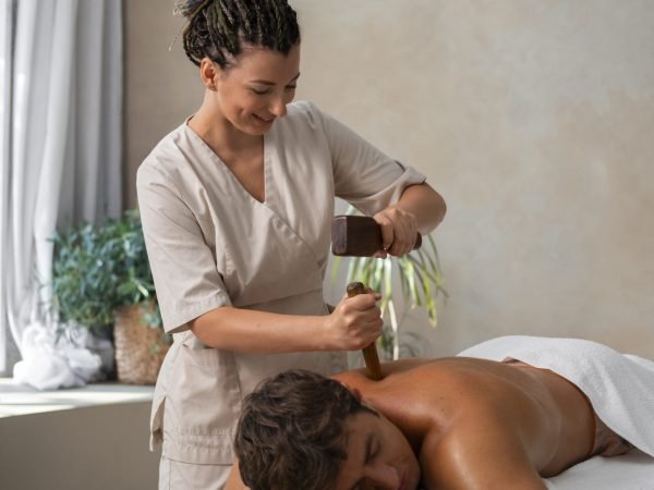 front-view-woman-working-spa (2)